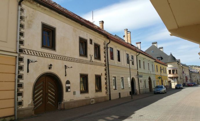 Banská Bystrica  centrum Lazovná, predaj meštianskej renesančnej budovy o UP 737 m2 s vlastným parkovaním..