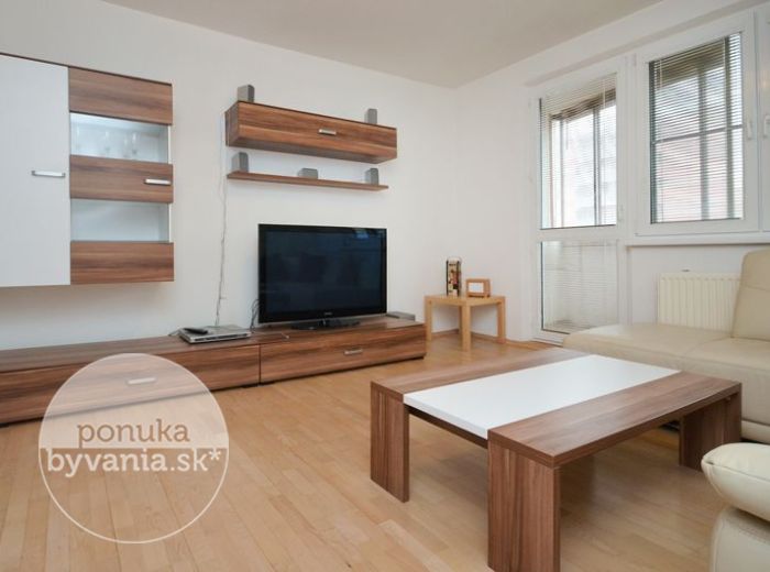 PREDANÉ - JÁNA PONIČANA, 3-i byt, 68 m2 – ZREKONŠTRUOVANÝ byt, výborná dispozícia, SAMOSTATNÁ KUCHYŇA, zasklený balkón, obľúbená lokalita