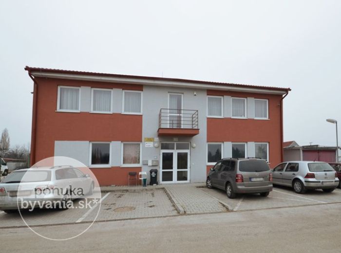 DOMOVÉ ROLE, administratívna budova so skladovým / výrobným priestorom, 847 m2 – novostavba, oplotený pozemok 1 670 m2, SKLAD alebo VÝROBNÁ HALA