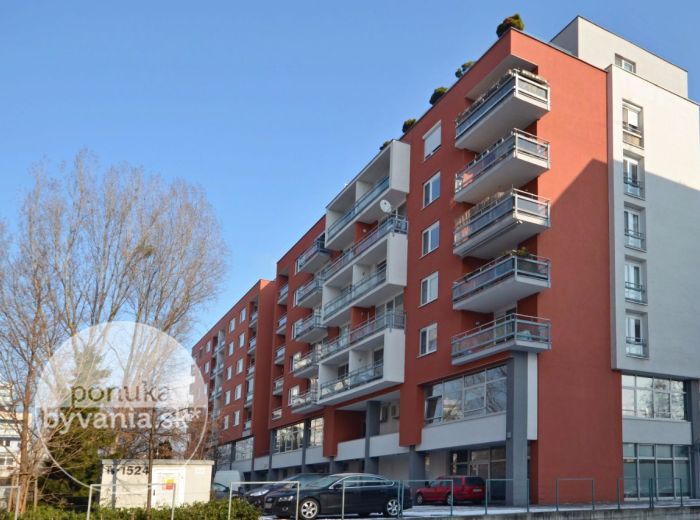 PREDANÉ - TOMÁŠIKOVA, 1-i byt, 54 m2 – priestranný byt v NOVOSTAVBE, TEHLA, loggia, ŠATNÍK, ihneď voľný, výborná lokalita, výborná poloha