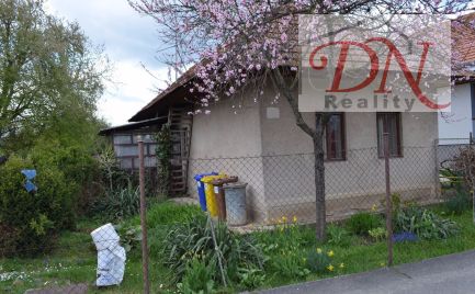 Predané ! Výhradne u nás! Predaj staršieho rodinného domu s krásnym pozemkom  - Čeľadice