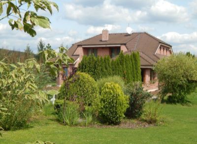 Predaj rodinnej vily s prírodným jazerom, 4030m2 pozemok, krásna záhrada.