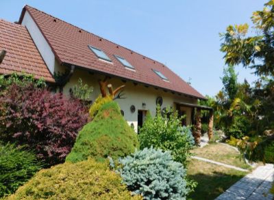 ARETÉ REAL - PREDAJ 6-IZBOVÉHO RODINNÉHO DOMU AJ PRE 2 GENERÁCIE VO VODERADOCH, PODHÁJSKA