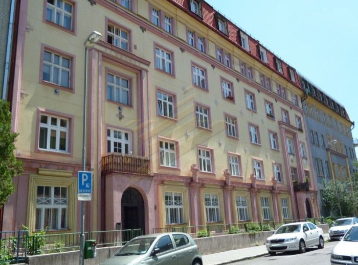 PREDANÉ - KLEMENSOVÁ, 1-i byt, 45 m2 – tehlový byt v tichej lokalite Starého Mesta, HISTORICKÁ PAMIATKA
