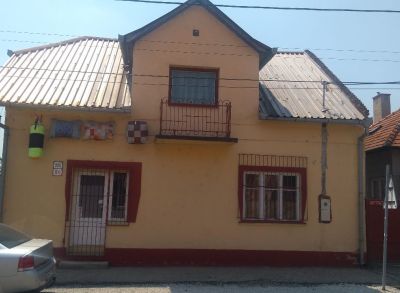 2563 Ponúkame Vám na predaj dom v Štúrove s obchodným priestorom na prízemí.